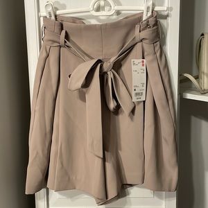 Uniqlo beige drape shorts size medium